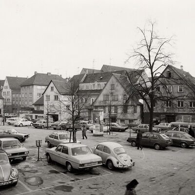 Bild vergr&ouml;&szlig;ern: Kirchplatz vorher