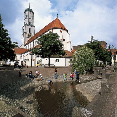 Bild vergr&ouml;&szlig;ern: Kirchplatz nachher