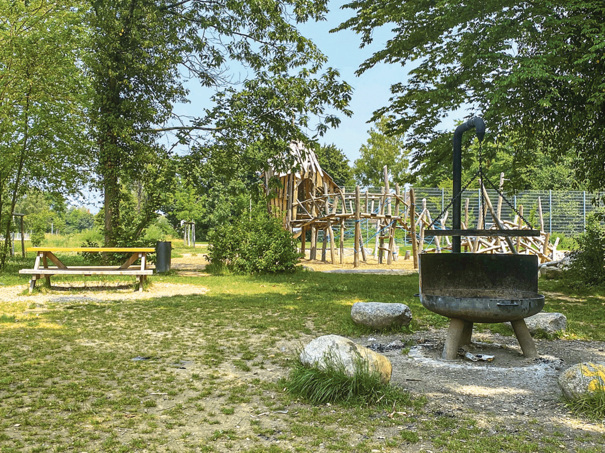 Offenes Feuer außerhalb des Waldes muss mindestens 100 Meter vom Waldrand entfernt sein.