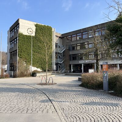 Bild vergr&ouml;&szlig;ern: 2022 Haupteingang PG - Bestand