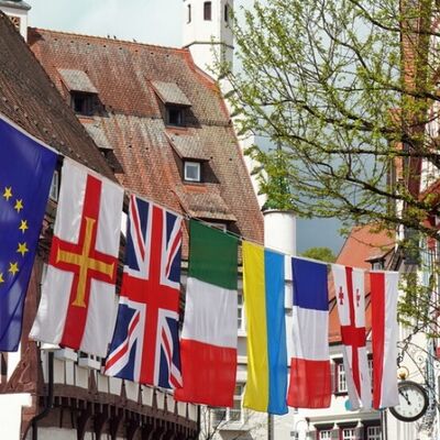 Die Flaggen der Partnerstädte auf dem Internationalen Markt der Partnerstädte in Biberach.