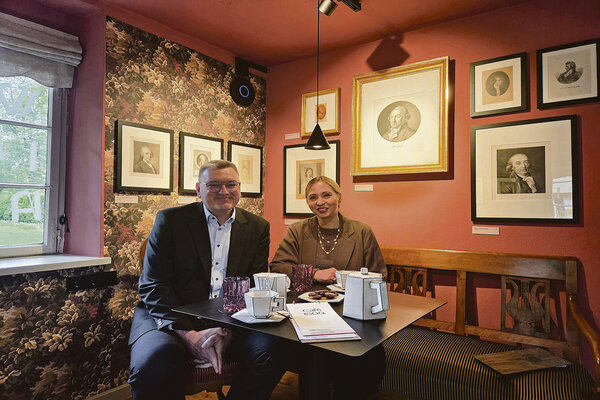 Oberbürgermeister Norbert Zeidler und die Geschäftsführerin der Wieland-Stiftung, Kerstin Bönsch, im Café 1800 – ein Ort der Geselligkeit und Inspiration im Wieland-Gartenhaus.