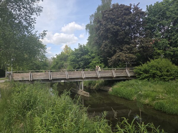 Die Holzbrücke über den Rißkanal ist in die Jahre gekommen und eine Engstelle bei Hochwasser.
