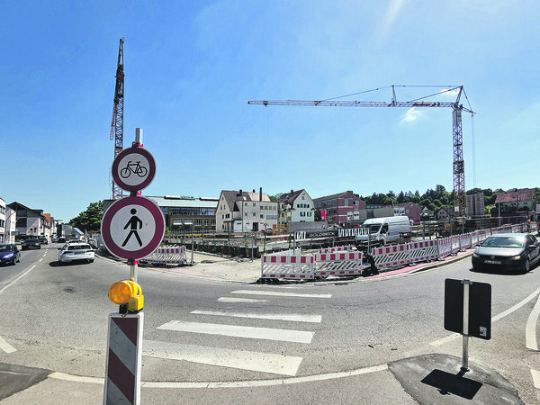 Das Wohn- und Geschäftsgebäude an der Ecke Saulgauer Straße/Kolpingstraße soll im Herbst 2027 fertig sein. Auch den Ausbau der Gehwegflächen in diesem Bereich übernimmt der Investor.