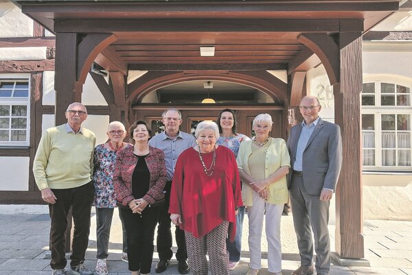 Das neue Kuratorium des Ochsenhauser Hofs v.l.: Erwin Gering, Roswitha Stricker, Inge Großkreutz-Scheuing, Hermann Wagner, Anne Ottenbacher-Hopf, mit Kerstin Kurray, Sonja Waidmann und Hospitalverwalter Ralf Miller. Es fehlen Elisabeth Gies und Rolf Schmid.
