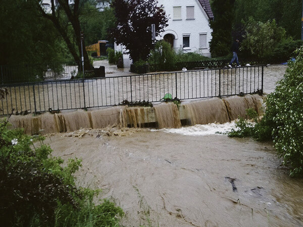Starkregenereignisse können in kurzer Zeit zu Überflutungen führen, wie hier in Ringschnait. Die Stadt empfiehlt deshalb, rechtzeitig Schutzmaßnahmen zu ergreifen.