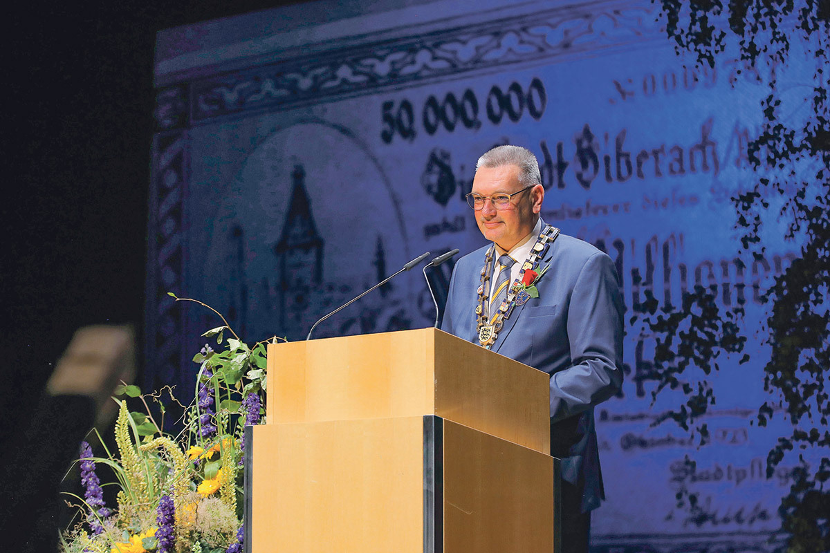 Oberbürgermeister Norbert Zeidler am Rednerpult bei der Heimatstunde 2023