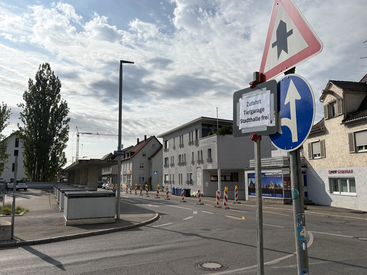 Tiefgarage Stadthalle trotz Vollsperrung der Kolpingstraße geöffnet.