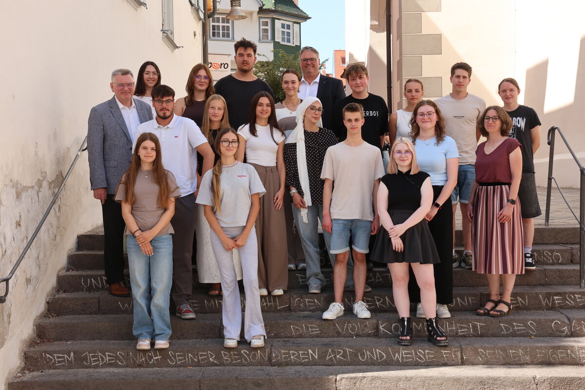 Die verabschiedeten Auszubildenden und Bundesfreiwilligendienstleistenden mit Verantwortlichen der Stadt Biberach.