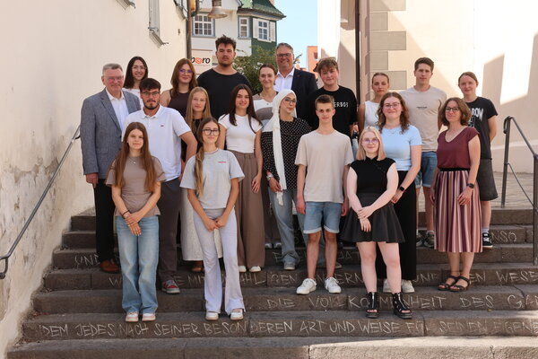 Die verabschiedeten Auszubildenden und Bundesfreiwilligendienstleistenden mit Verantwortlichen der Stadt Biberach.