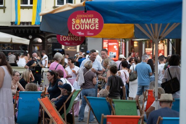 Die Sommerlounge lädt zum Verweilen in gemütlicher Atmosphäre ein.