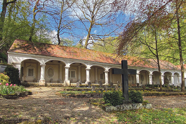 Arkaden auf der Westseite des Alter Katholischer Friedhofs